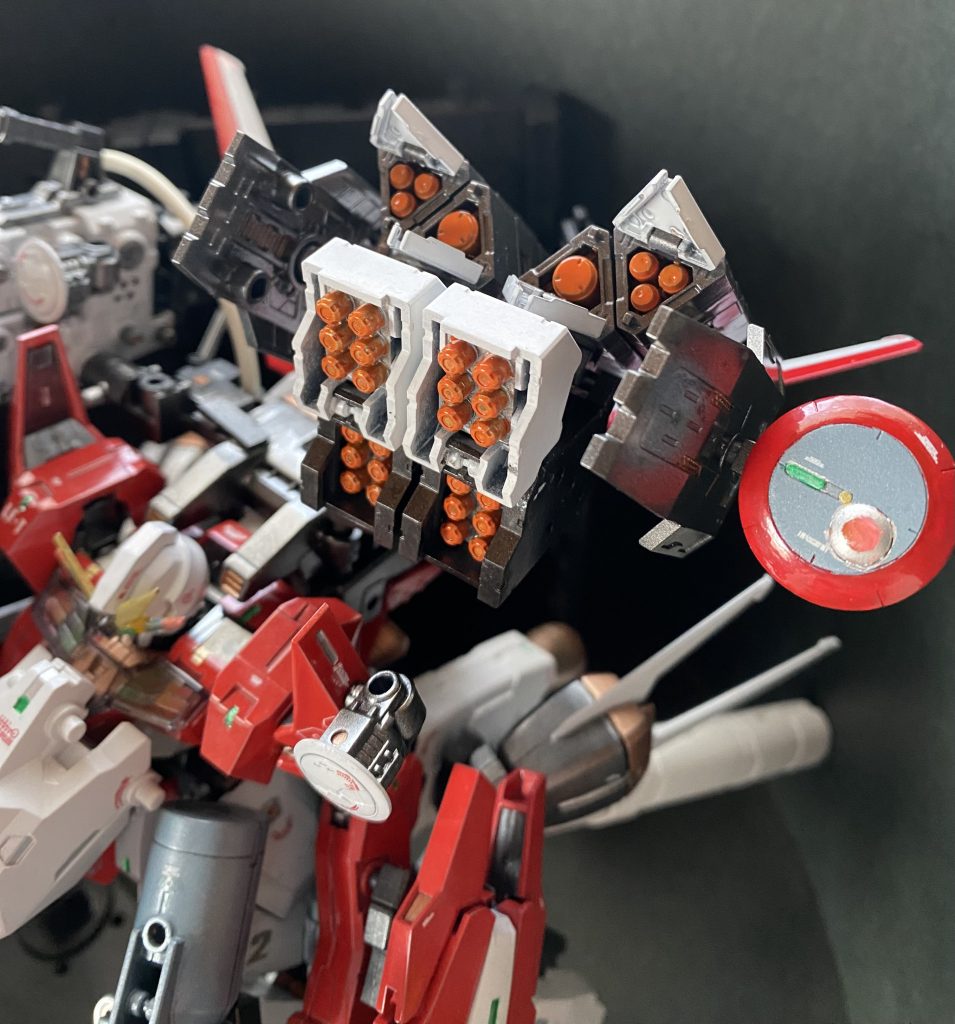 反対側の左舷には複合型ミサイルユニットを装備し弾幕形成の要とした。これは巨大すぎる主砲のカウンターウェイトとしての役割も兼ねられている。