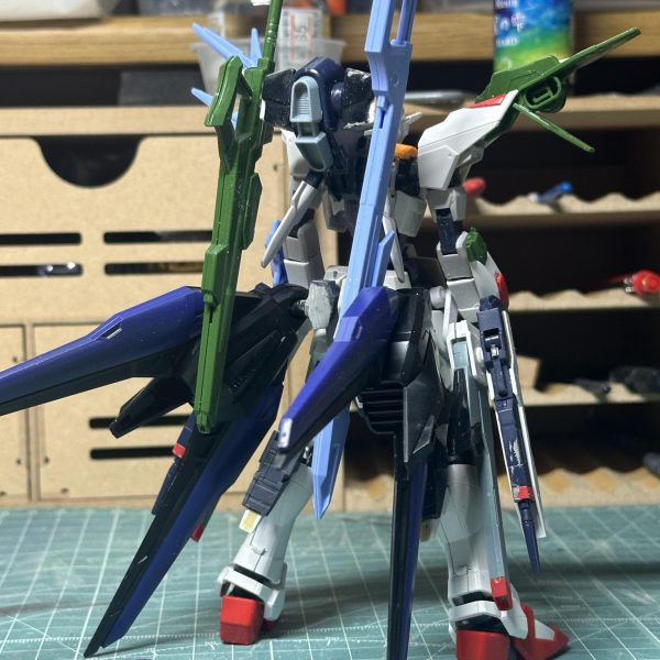 次に製作したアーマーはパーフェクトストライクフリーダムをベースにしたアーマー、「ストライクフリーダム獅電」です。スーパードラグーンの位置と数が変更され、代わりに武器のマウントとスラスターの増設という形になりました。これは、スーパードラグーン起動兵装ウイングが想像以上に重く、獅電本体が重さに負けてしまうためです。また、腰部のクスフィアスレール砲とビームライフルの位置は本体の股関節に3mm穴を追加することで装備可能になりました。試行錯誤の末想定していた改造とかけ離れた結果でかなり製作に時間がかかってしまいましたが、ドラグーンの数を減らしたことの負担の軽減、キラの戦闘スタイルに囚われないための武装追加(キラがヤバいだけ)、オルガが使うならこんな感じかなぁという考えでこうなったのでいいかなって感じです。（4枚目）