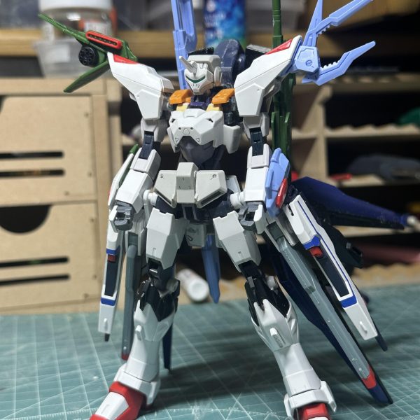 次に製作したアーマーはパーフェクトストライクフリーダムをベースにしたアーマー、「ストライクフリーダム獅電」です。スーパードラグーンの位置と数が変更され、代わりに武器のマウントとスラスターの増設という形になりました。これは、スーパードラグーン起動兵装ウイングが想像以上に重く、獅電本体が重さに負けてしまうためです。また、腰部のクスフィアスレール砲とビームライフルの位置は本体の股関節に3mm穴を追加することで装備可能になりました。試行錯誤の末想定していた改造とかけ離れた結果でかなり製作に時間がかかってしまいましたが、ドラグーンの数を減らしたことの負担の軽減、キラの戦闘スタイルに囚われないための武装追加(キラがヤバいだけ)、オルガが使うならこんな感じかなぁという考えでこうなったのでいいかなって感じです。（3枚目）