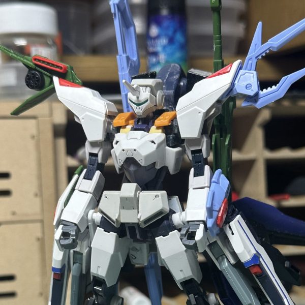 次に製作したアーマーはパーフェクトストライクフリーダムをベースにしたアーマー、「ストライクフリーダム獅電」です。スーパードラグーンの位置と数が変更され、代わりに武器のマウントとスラスターの増設という形になりました。これは、スーパードラグーン起動兵装ウイングが想像以上に重く、獅電本体が重さに負けてしまうためです。また、腰部のクスフィアスレール砲とビームライフルの位置は本体の股関節に3mm穴を追加することで装備可能になりました。試行錯誤の末想定していた改造とかけ離れた結果でかなり製作に時間がかかってしまいましたが、ドラグーンの数を減らしたことの負担の軽減、キラの戦闘スタイルに囚われないための武装追加(キラがヤバいだけ)、オルガが使うならこんな感じかなぁという考えでこうなったのでいいかなって感じです。（1枚目）