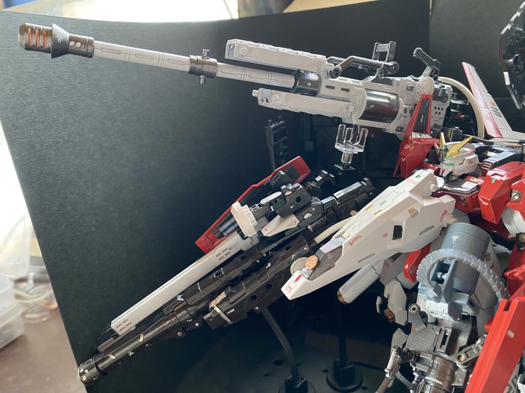 30MMの大型ブースターユニットに付属のコクピットブロックを「ノレ穴」にフィットするように削ってハメた姿を見ていたらだんだんとディープストライカーに見えてきてしまい、このネオアームストロングサイクロンジェットアームストロング砲もとい、msgのリボルビングバスターキャノンを買ってしまったことが、私を決心させました笑おそらくは1/100スケール想定(それでも充分デカい)であろう、このクソデカ砲がディープストライカーを再現するには丁度いい👍もちろん巨大過ぎるので、右腕に装備したライフルと共々、別個の支柱で支えています。