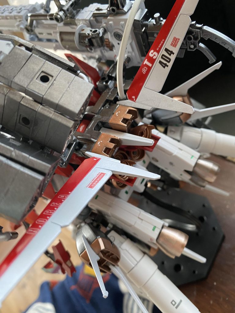 専用フライトユニットは見てお分かりの通り、余っていたリマスター版HGのパーフェクトストライクのものをベースに、アームなどを接着し改造しました。アームはつぎはぎですが、主砲の重さには耐えられる様強度を優先した構造です。主翼にはティーファー・シュトゥルーマーのイニシャルとN.O.R.E.A.のデカール。