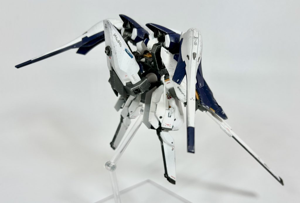 [RX-124-Ef TR-6 ウーンドウォート・エフラファ]インレ・フレア・ラーのコアユニットとして開発された、ウーンドウォートのバリュエーションの一つ。背部に武装とスラスターを複合したEf(エフラファ)ユニットを装備しており、ウーンドウォートの高機動型形態としても分類される。加えて、頭部はサイコブレード装備型となっており、戦域における指揮官機としての機能も備えているといえる。なお、機体名の「エフラファ」は、TR計画の機体群の名付けに利用される児童小説「ウォーターシップダウンのうさぎたち」に登場するウーンドウォート将軍が治める集落の名前である。という設定で、まるいるかが自身専用機として制作したガンプラ。下記の支援ユニットも含めGBN内での使用を想定しており、まるいるかの所属するフォース、GUNSTARDOMメンバーとのチーム運用にも対応できる機能が組み込まれている。