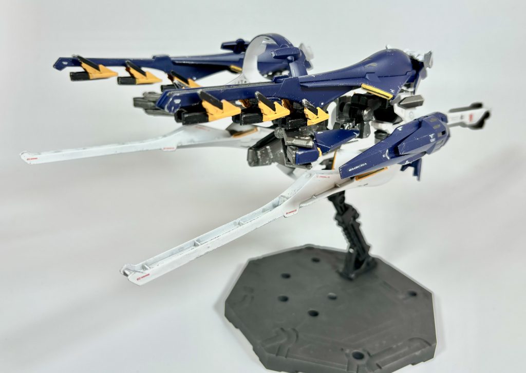 [NRX-124 FV-L II ファイバー・ルーⅡ MA形態]TR計画の終着点の一つ、インレを構成するユニット、ファイバーⅡを小型MA程度のサイズにダウンサイジングした機体。原型機からオミットされた機能はあるものの、Iフィールドやビグ・ウィグキャノンⅡ、MSとのドッキング機能、子機搭載機能等、ファイバーⅡを代表する装備・機能は再現されている。なお、機体名の「ルー」は「ウォーターシップダウンのうさぎたち」に登場する〝うさぎ語〟で「小さな」を意味する言葉である。ウーンドウォート・エフラファ用の支援ユニットとしてまるいるかに制作された機体の一つ。ファイバーⅡをモチーフとしており、見た目、機能の再現が図られている。GBNにおいては、下記のダンディライアン・フラッフィⅡと共に決戦兵器として使用されるほか、ウーンドウォート・エフラファの必殺技として召喚される。