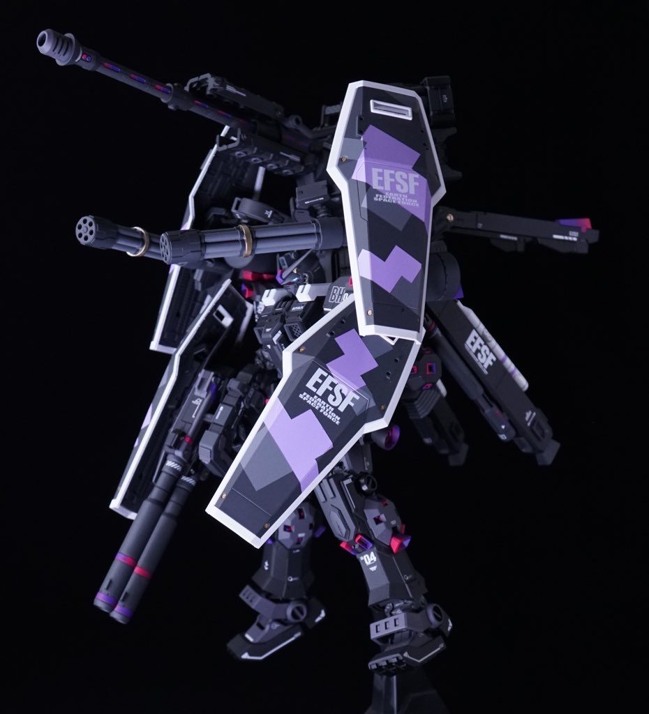 黒にピンクと紫のグラデをアクセントに。もう少し主張させてもよかったかなーと反省。秋葉原に展示させていただくため最後は急ピッチで進めて盾は考えている時間なくてノリで塗りました🥲反省点の多い作品になりましたがver.kaはすごいってことは学びました