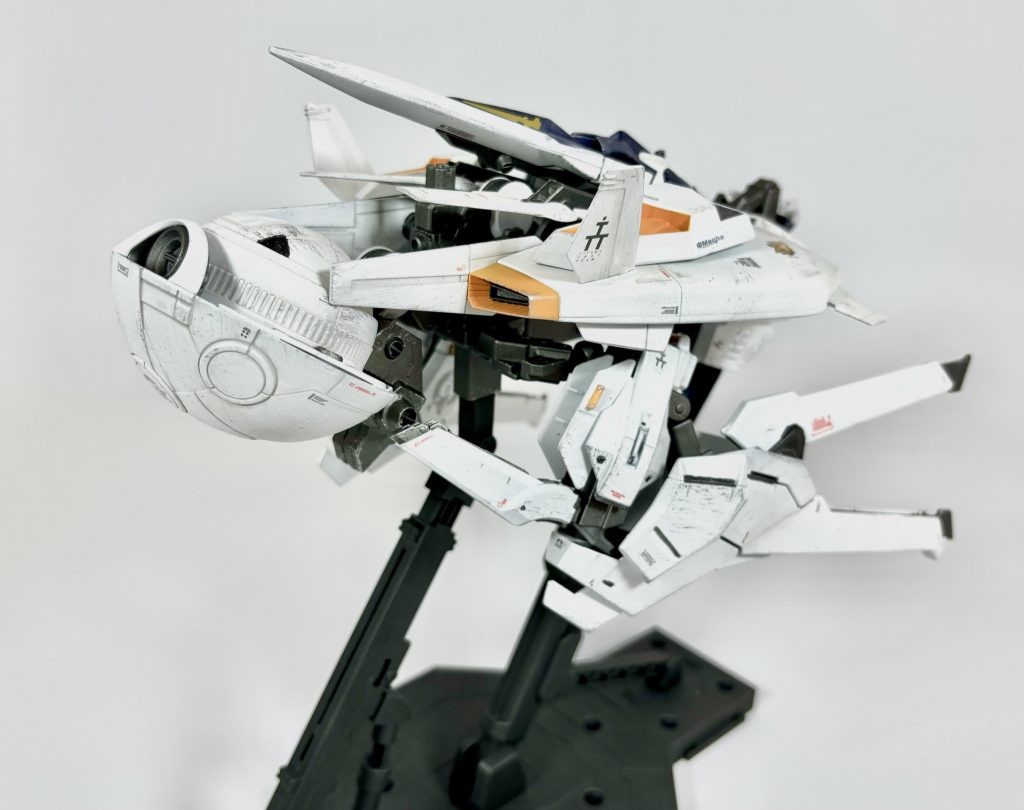 [NRX-124 DLfⅡ ダンディライアン・フラッフィⅡ MA形態]TR計画の終着点の一つ、インレを構成するユニット、ダンディライアンⅡを中型MA程度のサイズにダウンサイジングした機体。原型機とは機構が一部異なるものの、MSとのドッキング機能や大型クローアーム等ダンディライアンⅡを象徴する武装・機能は再現されている。なお機体名の「フラッフィ」は、綿毛を意味しており、ダンディライアンⅡの縮小版であることを示している。ウーンドウォート・エフラファ用の支援ユニットとしてまるいるかに制作された機体の一つ。ダンディライアンⅡをモチーフとしており、見た目、機能の再現が図られている。GBNにおいては、上記のファイバー・ルーⅡと共に決戦兵器として使用されるほか、ウーンドウォート・エフラファの必殺技として召喚される。なお、フラッフィの名称はまるいるかの過去作、ダンディライアン・フラッフィに由来している。