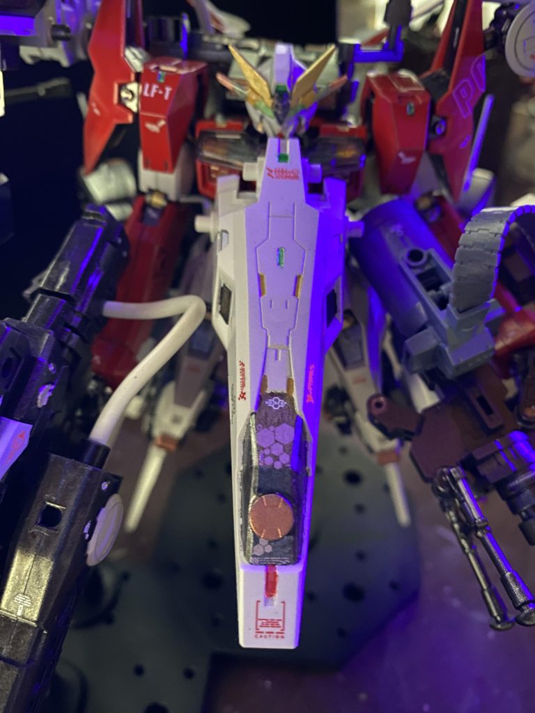 次世代型アンチドートシステムが組み込まれた大型ユニットは胸部を覆い被さるように接続される。その仕組みは量子コンピュータ上に形成された史上最高クラスの人工知能N.O.R.E.A.が膨大なパーメットの流入を演算処理により肩代わりすることで、理論上、機体周囲のGUND-ARMを無力化・データストームを無効化させるものとされている。その上で自機のGUNDフォーマットは有効であり、副次効果として防御フィールドを展開することも可能である。Nobodyknows まだ誰も知らずOmniscient 全てを知りRecreated再創造されEnable不可能を可能にするArtifact人工物 