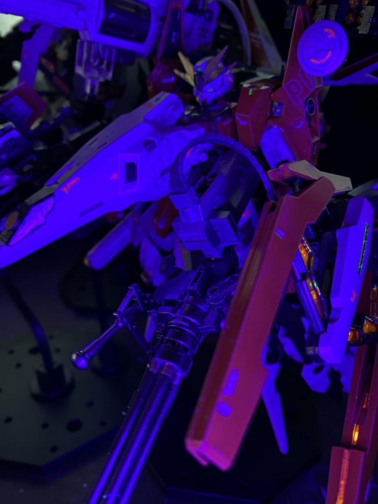 最早おおよそ人型とは掛け離れた姿のアドステラの怪物は、「深く侵攻するもの」の意からティーファー・シュトゥルーマーのコードネームで呼ばれ、一時は「クワイエットゼロを力ずくで破壊すべき」と主張する強硬派の対拠点攻略用の切り札して担ぎ出されたが、AMBACも満足に取れない事から旋回性能に難が有った事、建造には天文学的なコストがかかること、総帥ミオリネがプロスペラ・マーキュリーとの対話による事態の収集を優先したことなどから、本計画はシュミレーション上のペーパープランのみに終わったとされている。