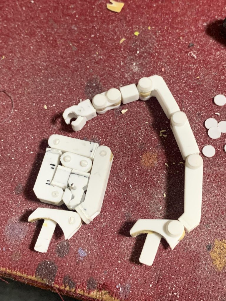サブアームはMGやらコミック付属の設定画を参考に可動するように制作。ただ、アームの先端の握力が皆無に近いので、ポージング時に武器を持たせるのに苦戦しイライラしました(笑)