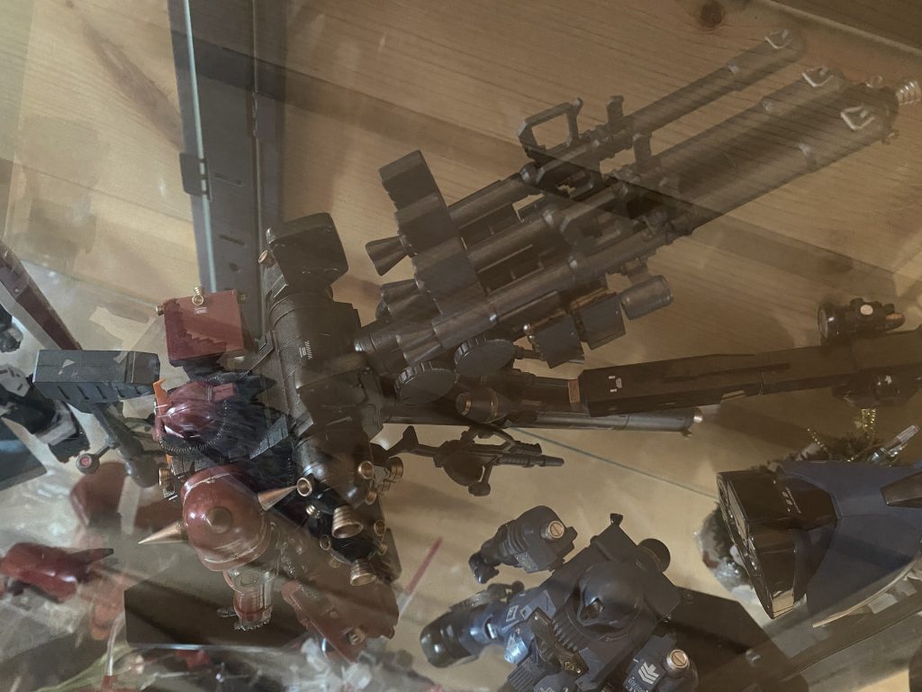 普段コレクションケースの一番奥側に飾っているんですが、上面ガラスの上から見下ろした角度がお気に入りです✨