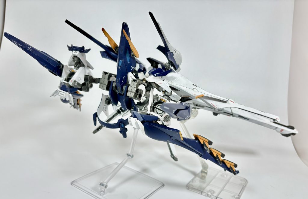 [NRX-124 FV L Ⅱ ファイバー・ルーⅡ MS形態]ウーンドウォート・エフラファにファイバー・ルーⅡをドッキングした形態。ウーンドウォート・エフラファのライト・コンポジットシールドブースターと、ビグ・ウィグ・ルーキャノンⅡを接続し、主砲として運用する。原型機がもつ、ビグ・ウィグキャノンⅡと比較すると、火力は低下しているものの、それでもMSが運用する火器としては破格ともいえる火力、射程を誇っている。GBNにおいては、主にその火力と射程を活かし、チャレンジミッションやレイドボス討伐戦などにおいて、狙撃による火力支援役として運用される。