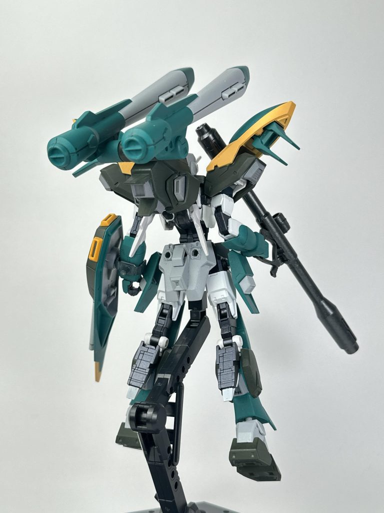 背面カラミティには無かったビームサーベルが装備されています色分けが大変でした