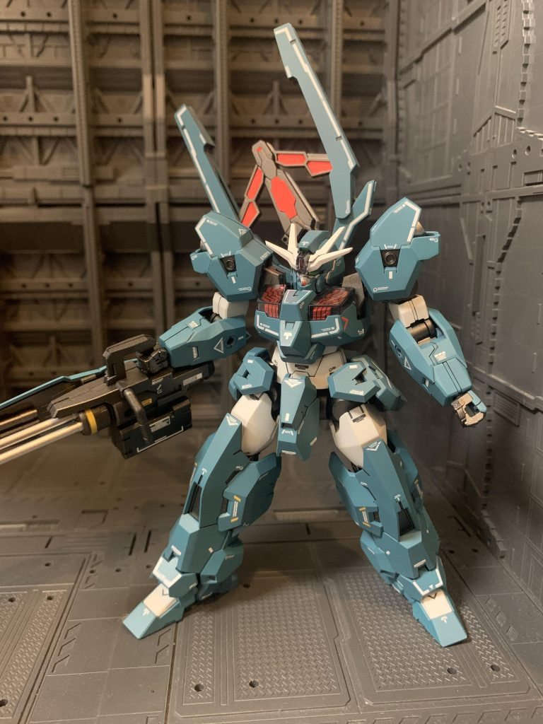 アップで。ビームガトリングは簡単にシルバーで塗り分けました。関節は黒鉄色でメタリックにしています。