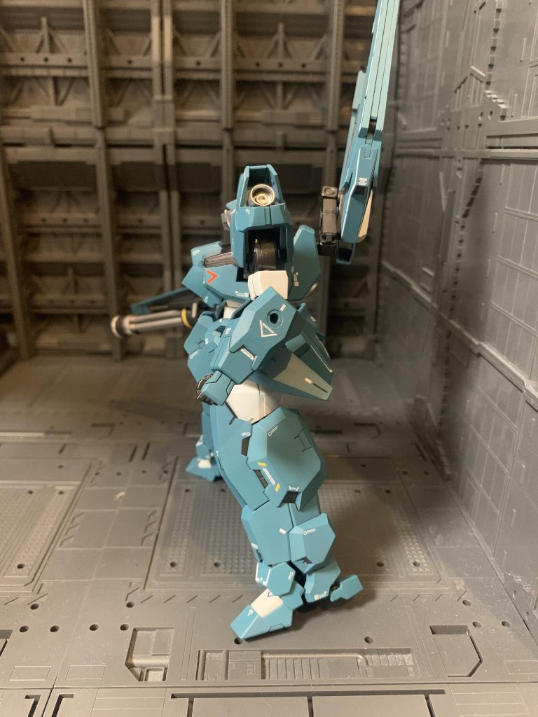 サイドから。バーニア類はシルバーで塗装しました。脚部はかなりマッシブですが、自立は安定しています。