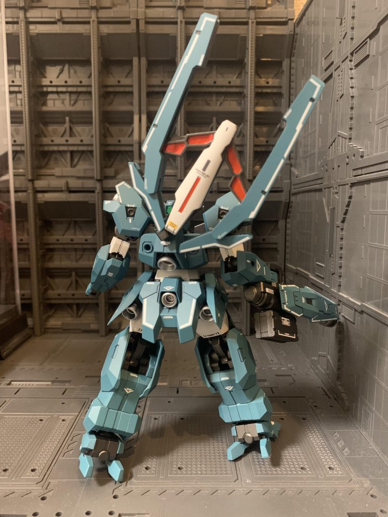 背後から。フェーズドアレイキャノンの赤はシールにしましたが、綺麗に光ります。下手に塗り分けしなくてよかったかもしれませんw  