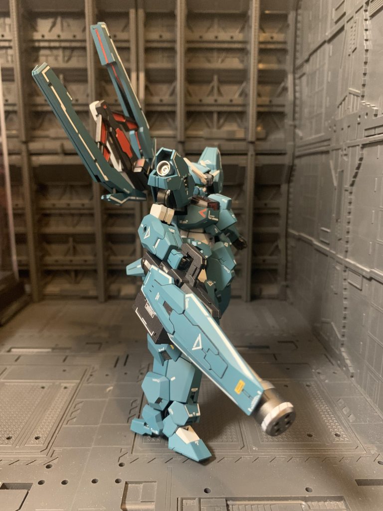 サイドから。ビームガトリングは大型ですが、保持は問題なく出来ています。