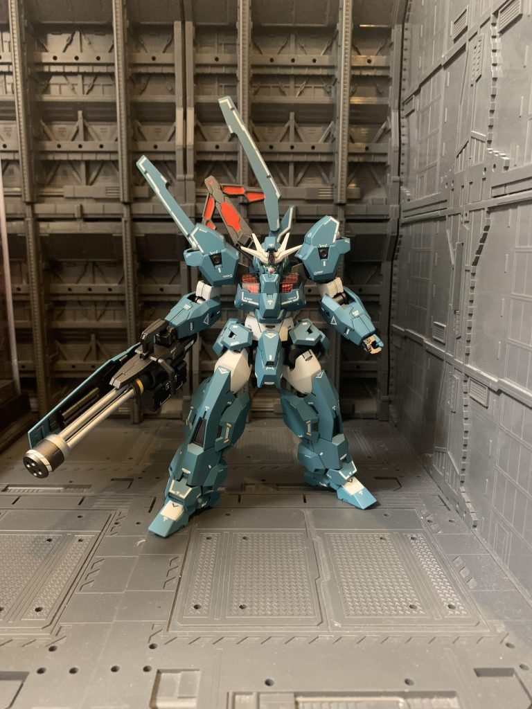 正面視から。1／144ですが、ボリュームのあるデザインです。緑は黒下地に水性ホビーのガンダムルブリスウルグリーンを使用しています。