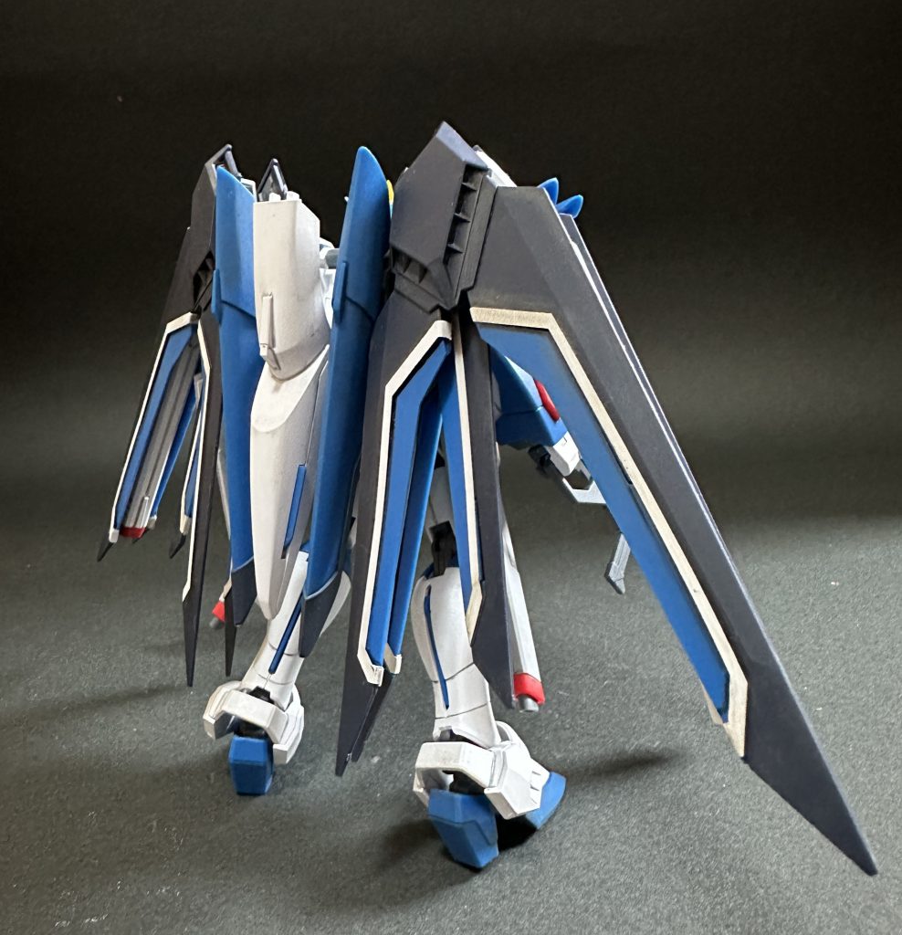 翼の色は暗い方が画面映えする感じなのですが、模型的にはもう少し明るい色の方がいいような気もします。