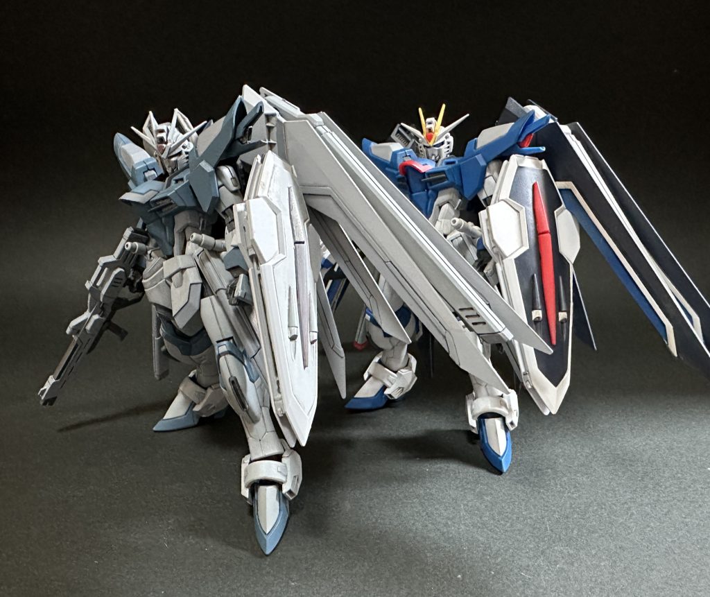 試作機イメージで塗装したのですが、並べるとなんだかディアクティブモードみたいになってしまいましたね。プラモデル完成品　２０２４　その１５