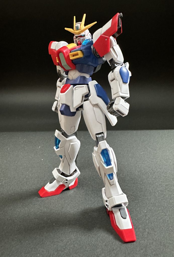 ブルーのクリアパーツに合わせて全体のブルー部分を増やすイメージで塗装しました。ガンダムトリコロールっぽい感じですね。