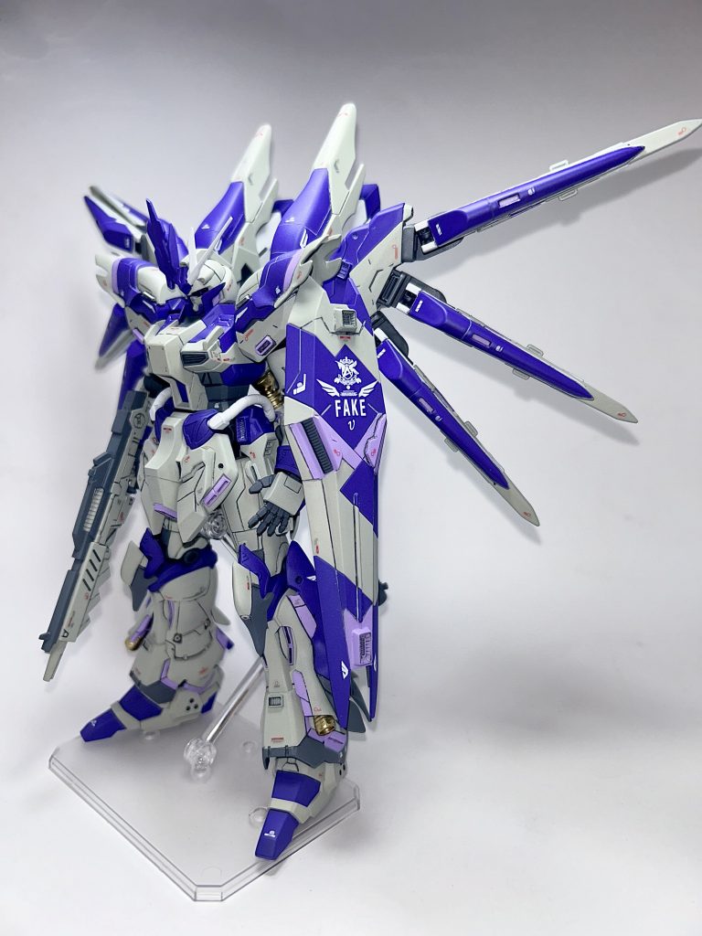 全体のバランスはこんな感じ。シールドはRGを真似してモールドの追加&色分けをしました。シールド中央のデカールは,この高機動モードのシルエットをモチーフにし,FAKEの部分は「KARABA AIR FORCE」から4文字を切り取って貼り付けました。