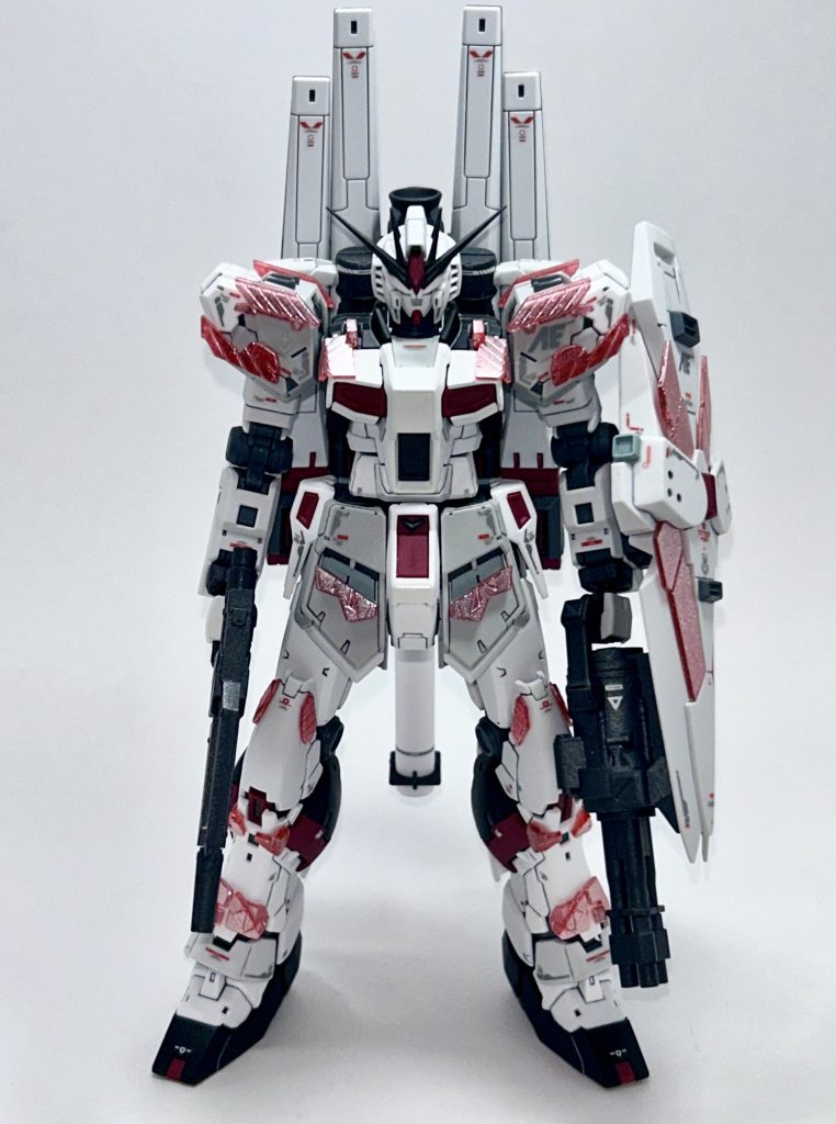 サイコフレームは「缶スプレーで透け感を残した塗装をする」ことを第一に考えました。シャインシルバー＋クリアレッドで塗装してみましたが，色味の統一が難しくて苦労しました。最初はナラティブをシンプルに作る予定でしたが，前作までの３機と大きさが全く違ったため，『４機で１チーム』への拘りから（理由は下記に）「ナラティブコンセプトのνガンダム」にシフトしました。（中古のＲＧνガンダムがタイミングよく入手できたのも大きかった。）