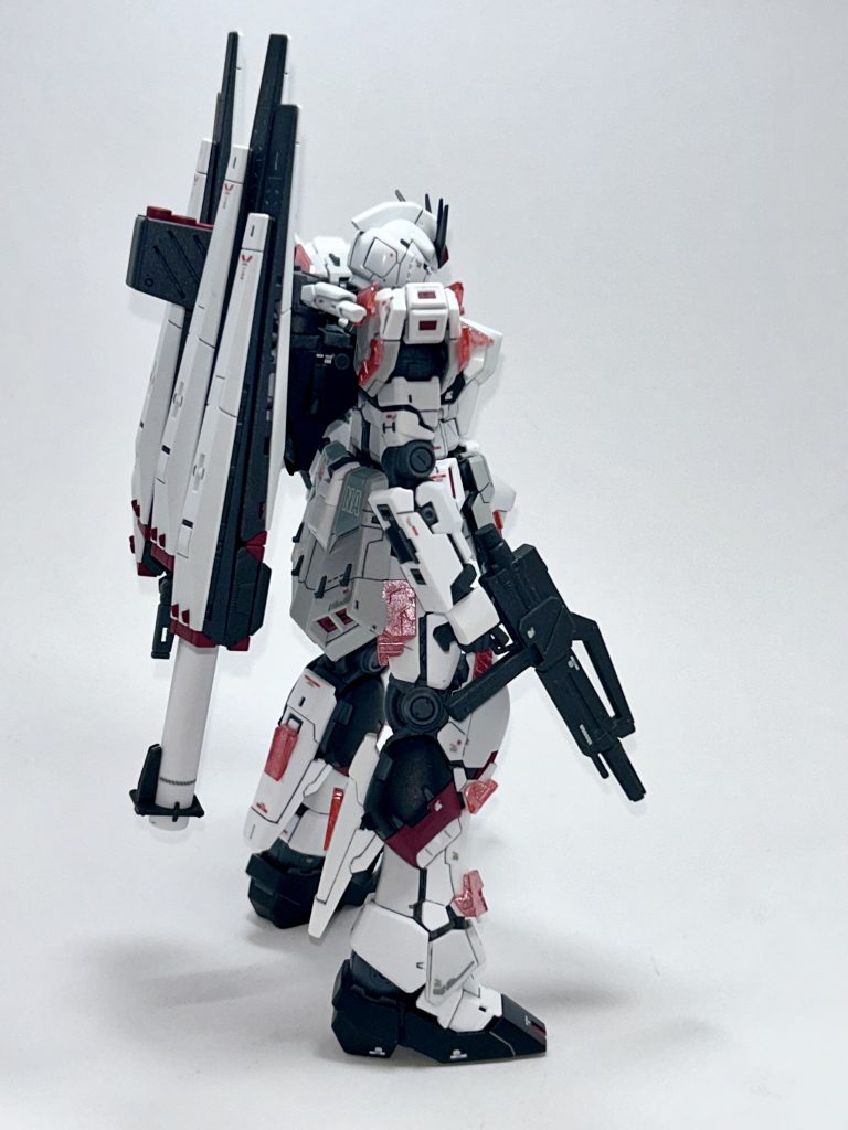 サイコフレーム分の重量を調節したという妄想の実現のため，νガンダムの外装を削り，内部フレームを見えるようにしたところ，ちゃんとナラティブっぽくなりました。ビームライフルもシルヴァバレトの余りを使い，軽装型が連想されたことから，ライトアーマーと名付けてみました。ＭＧナラティブ＆ＲＧνファーストロットの発売・発表の前後に仕上げたかったので，間に合って良かったです。（ナラティブやファーストロットの開発経緯が説明書とかでさらにハッキリするか楽しみです。買えないけど…( ﾉД`)ｼｸｼｸ…）