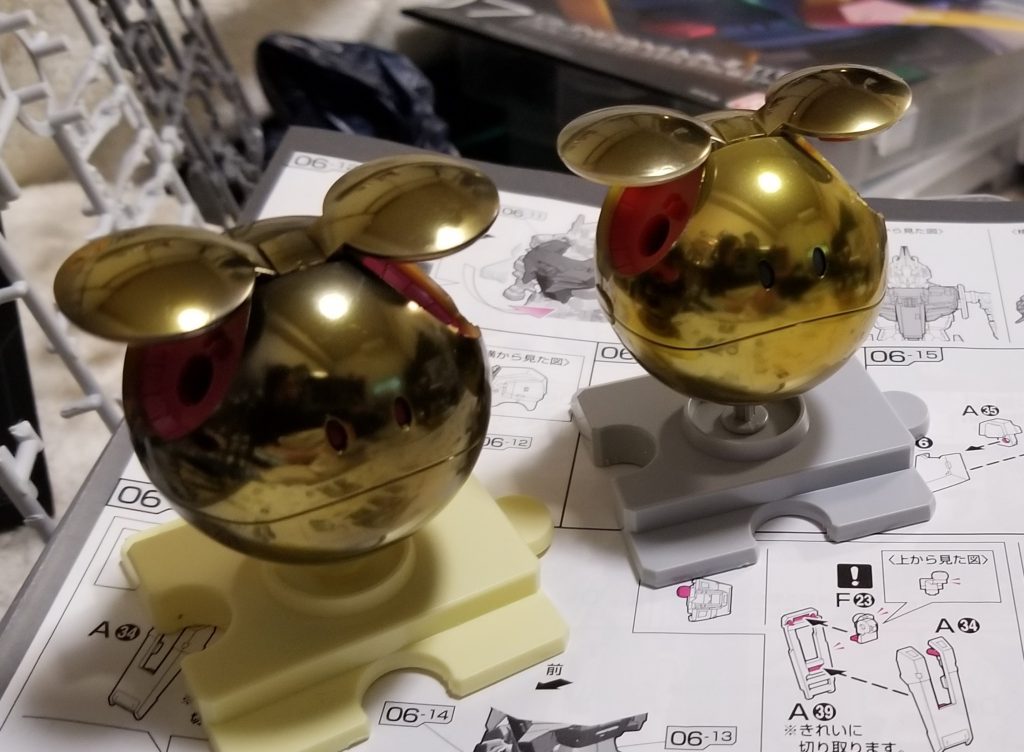 右が下地白、左が下地黒です。アンダーブラックは銀の際のほうが合いそうです。