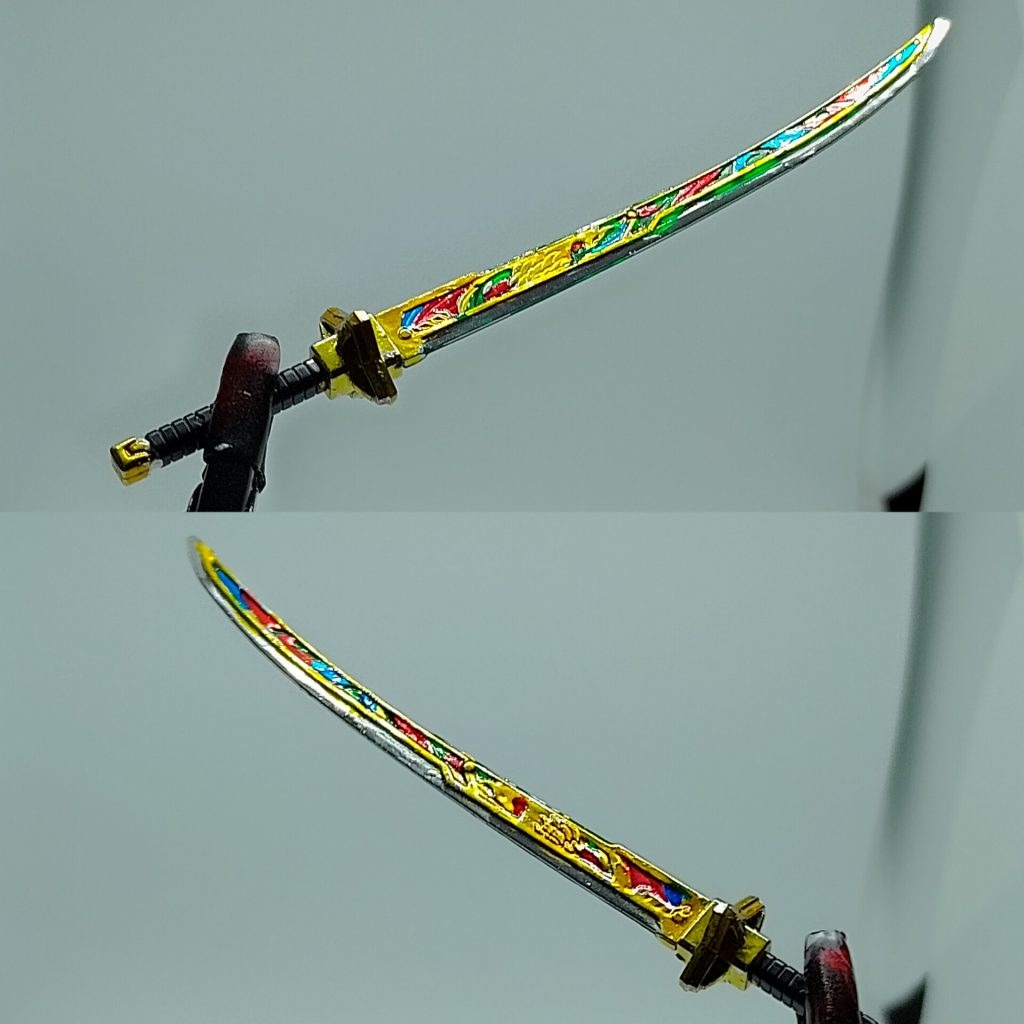 名刀 武輝丸両側には絵が描かれていましたが、裏側の空白部分を塗り終え、表側の輝羅鋼もモロトウ・リキッドクロームとタミヤ・クリアカラーシリーズで塗り直されました。