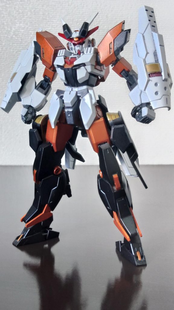 「爆槍 ガンダム・ガングニールオリジン」槍による戦闘に特化したオレンジ色のカラーリングが特徴的な機体。初期型故に戦闘時間は短いが一騎当千の凄まじい戦闘力を誇る短期決戦仕様の機体である。シンフォギアは歌って戦うをコンセプトにしたアニメですが、これを確立した人は奏さんの中の人って防人の中の人が言ってました。