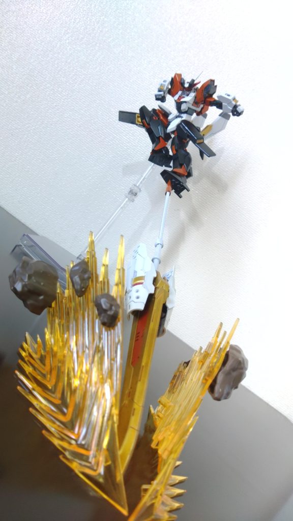 「SPEAR∞ORBIT」槍を敵に向けて蹴り貫く技。防人の技「天ノ逆鱗」にそっくり。