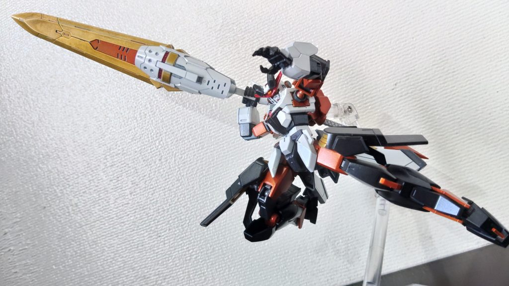 両腕の籠手を合体させ巨大な槍を形成する。重量もかなり重くなり片手での保持は困難になっています。