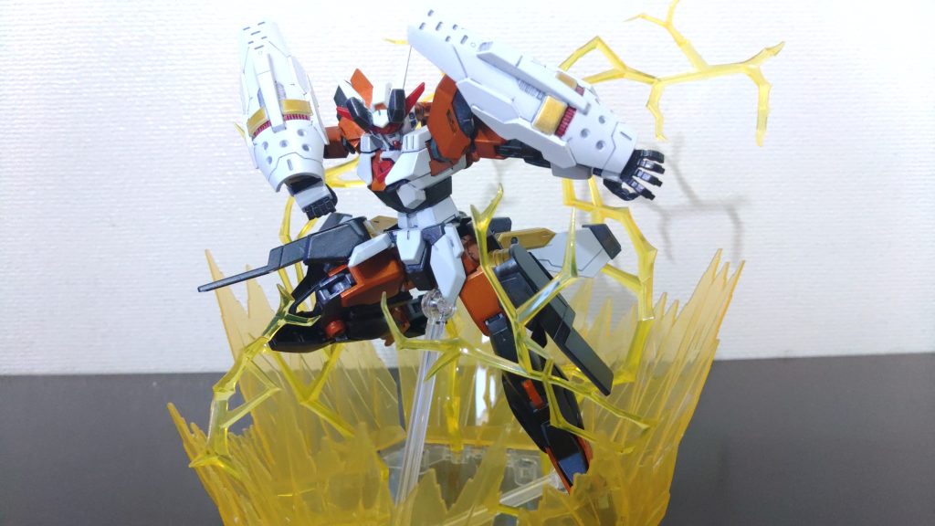 装着完了!スマホゲームだとゴジラモチーフのギアになったり、テイルズシリーズのキャラモチーフにも変身してました。更に「仮面ライダー555」とコラボしたときはオルフェノクになったり、ガチでファイズギアを使ってに変身したり、やりたい放題でした。