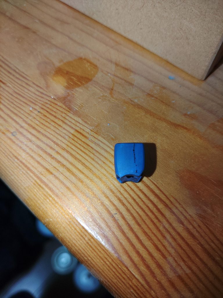 ここも割れた…