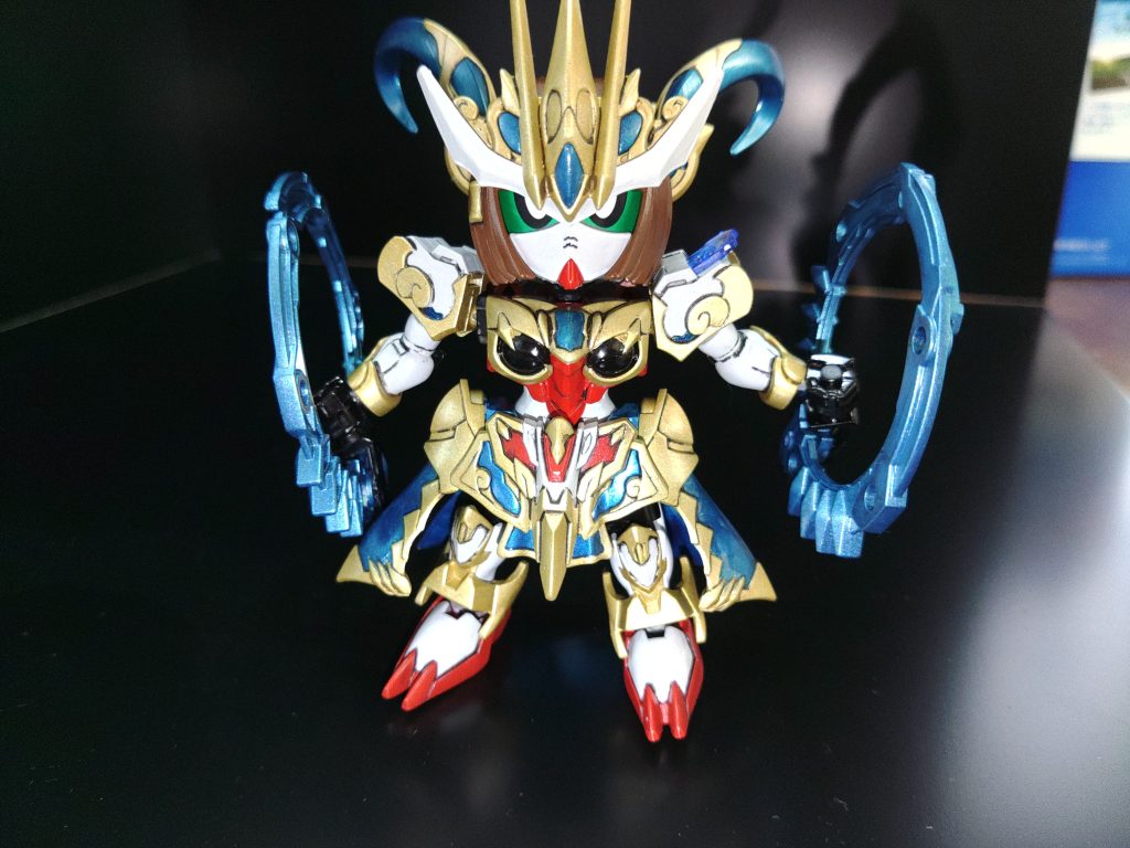 箱絵風に塗料剥げが怖くてあまりガシガシ動かせないwあちこちパーツの干渉やハマりも緩くすぐポロっと(￣▽￣;)特に両サイドのスカートは…