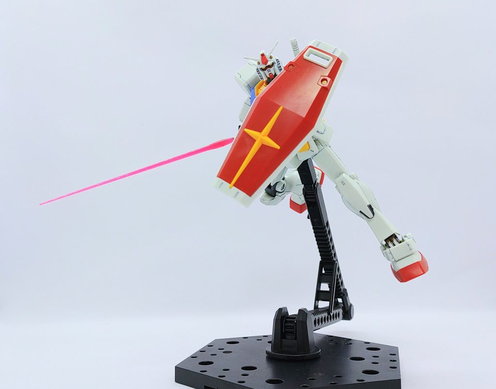 盾とサーベルを構えるだけで絵になる