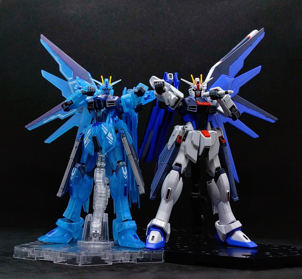 フリーダム(通常カラー)と並べて1枚※サーベルをマイクに見立ててます。