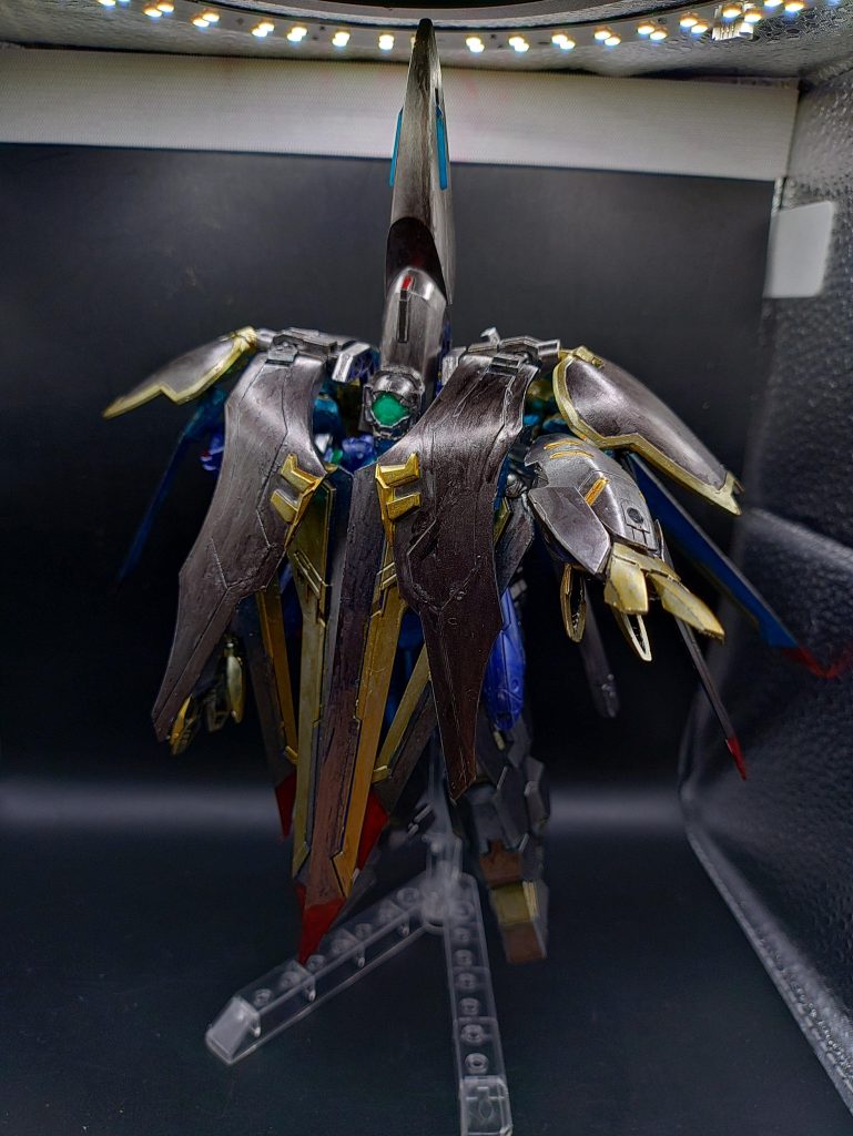 ◯アクション高いステルス能力と防御力を誇る黒いマントに機体を包み、隠密行動をおこないます。マントの下からは巨大なクローを持ち、ビームで射撃したり、ビームクローで接近戦めおこなう事が可能です。