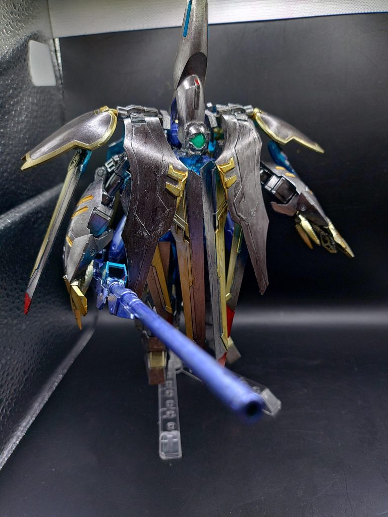 ◯収束重核子ビーム砲ディスラプター改マイティーフリーダムから改良し、拠点破壊を行えるようにライフル化したもの。ビームシールドや物理シールドはもちろんフェムテク装甲などの装甲や陽電子リフレクターも貫通するほどの威力をもち、長距離から拠点を破壊します。ライフルモードに火力を制御する事が可能で、火力は大幅に制限するが、フェムテク装甲を持った機体とも戦闘が可能です。