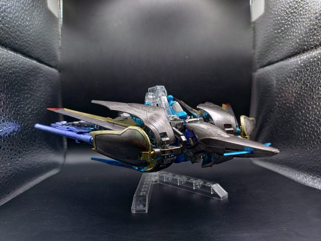 ◯別アングル機体は薄めにスマートなシルエットになっており、被弾面積を小さく、また大気圏内での空気抵抗も少なくなるような設計になっています。