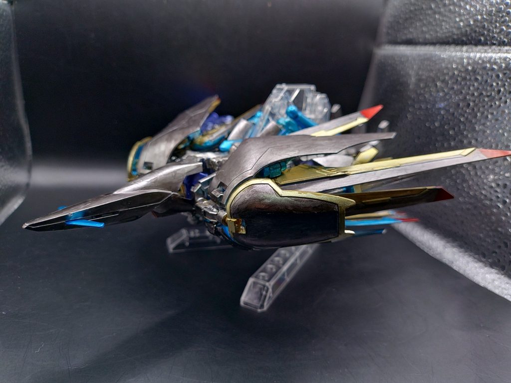 ◯武装・近接防御機関砲 シュラークファング BlocK7 ×2・収束重核子ビーム砲ディスラプター改×1・ヴェルシーナビームサーベル×4・インフィクタス ビームシールド×2・フツノミタマ改×1・ツヴァイビームガン×2・ウイングドラグーン×10・イージスシールドウイングシステム◯特殊兵装・マルチロックオンシステム・光の羽・ハイパージャマー・ヴァリアブルフェイズシフト装甲・ハイパーデュートリオンエンジン・ナノ粒子散布装置