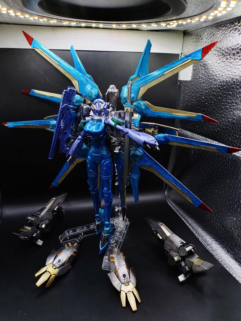 ◯ RISING FREEDOM spec:ⅡANIAの本当の姿。マイティーフリーダムから改良したライジングフリーダム。本体は破壊されたため、戦闘データやプラウドディフェンダーを見直し、本体は女性型に変更し、隠密行動が可能なバックアップに再設計されています。