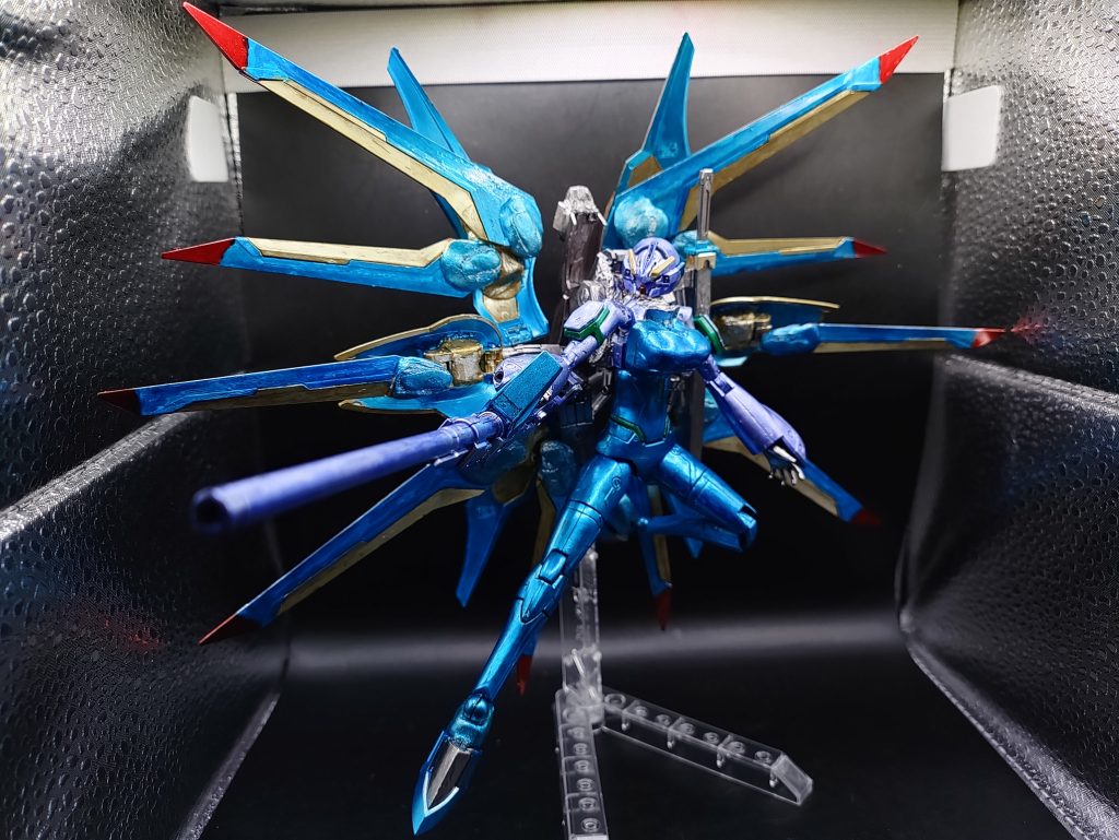 ◯アクションマントをウイングとして展開する事で、ライジングフリーダムと同じシルエットになります。外装のクローとレッグは簡易ドラグーンとして運用も可能となっており、隠密形態に戻る事も可能です。