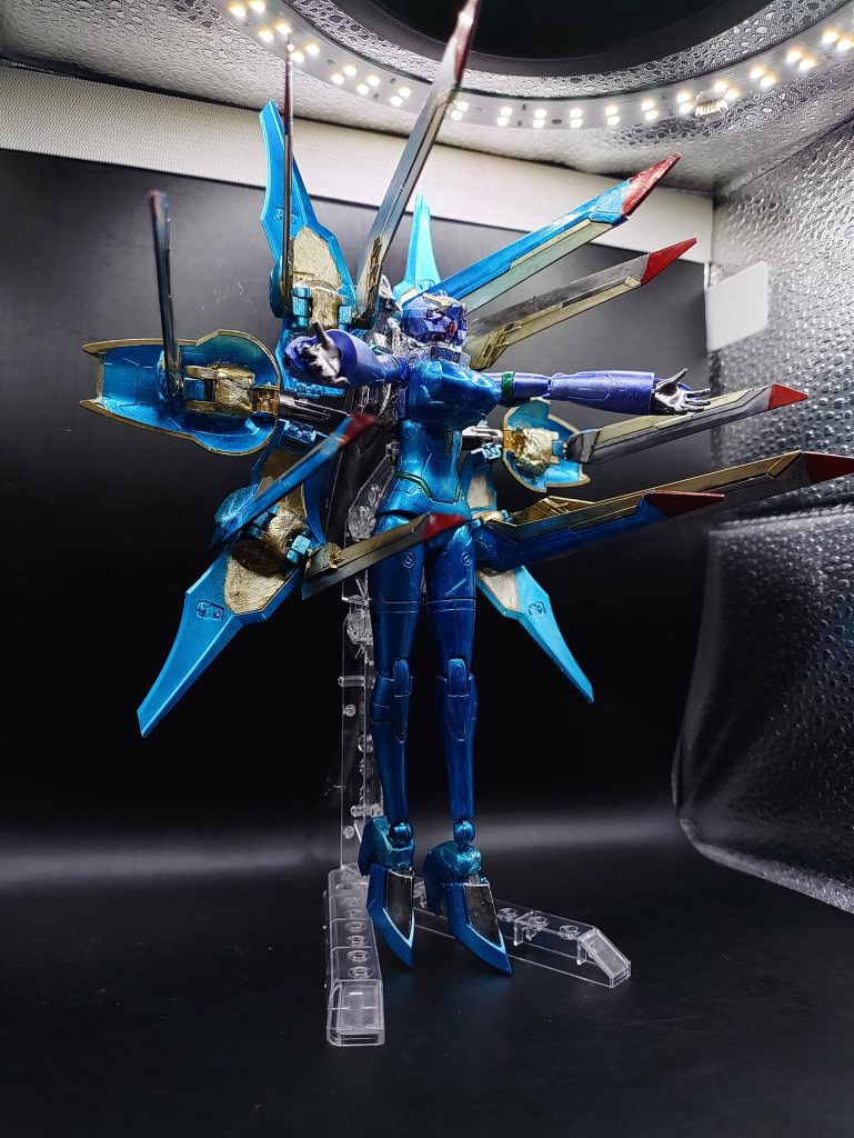 ◯ハイマットフルバーストレジェンドガンダムを参考にしており、ウイングドラグーンを手前に向ける事で全てのビーム砲を手前に向ける事が可能です。フリーダム系列にあった腰のレールガンや羽のビーム砲は軽量化のため廃止されていますが、2つのドラグーンのビームを収束させる事でディスラプターのような収束ビームを打つ事が可能で火力は上昇しています。