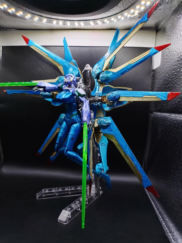 ◯アクションマイティーフリーダムを参考にしたナノ粒子散布装置をウイングに6機持ち、広域放電もおこなう事が可能です。機体も女性型という事もあり、華やかな姿はまるで天使のようです。