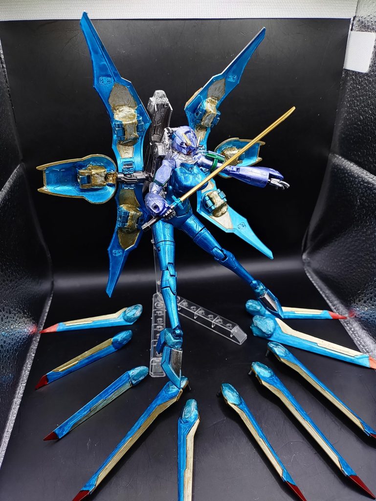 ◯フツノミタマ改マイティーフリーダムと同様、物理的な刀を装備。女性型のため少し軽量化されています。背部のウイングはヴォワチュール・リュミエールを装備し高速移動が可能。