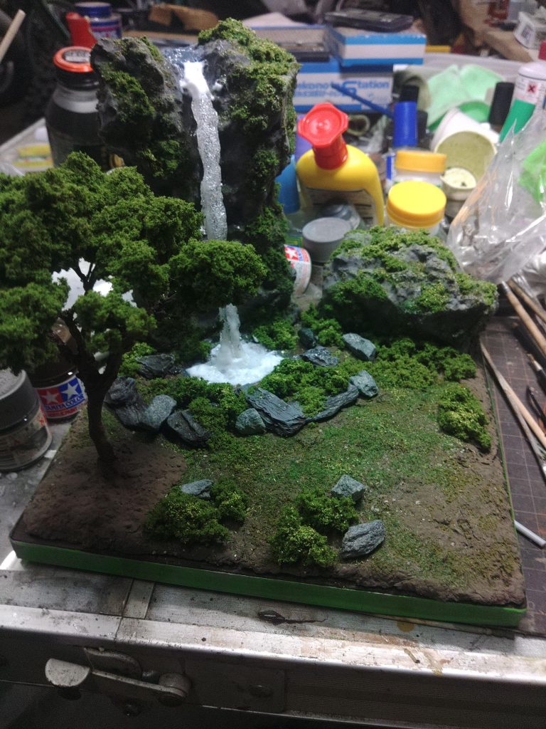 滝の部分は、5mmの透明なプラパイプにジェルメディウムを少しずつ盛って表現しました。この加減が凄く難しかったです😥慣れればもう少し上手く出来そうなので、また再チャレンジしたい部分でもあります。木は、以前ジオラマを作った時に余った物を使用しています。銅線をネジネジして作った物です。葉部分はスポンジ状の素材(鉄道模型用かも？)を使っています。