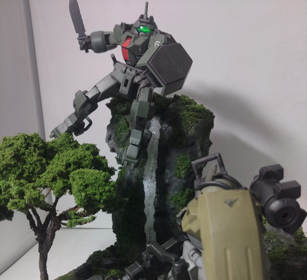 緑のデミトレーナーは、ザクっぽい色で塗装しました。お尻に真鍮線を刺して岸壁に固定しています。黄色の方はダークイエローとニュートラルグレー使用です。別売りの武器セットとデカールを使用した以外は特に加工はしていません。