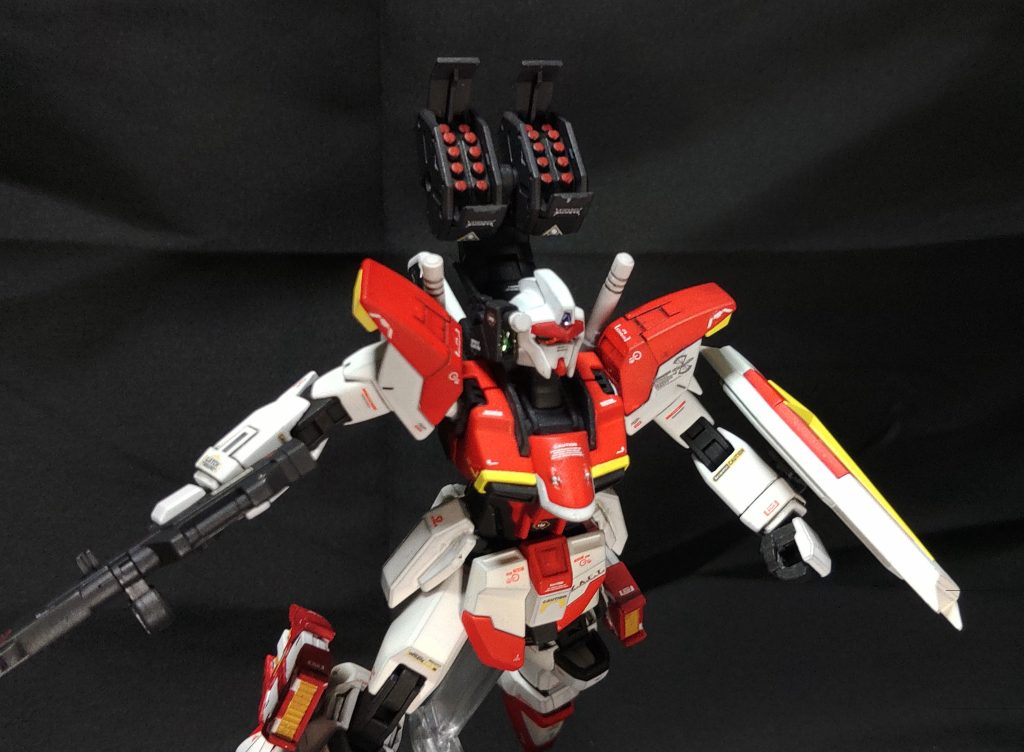 ミサイルランチャーバックパック上部に装備されており、中距離戦において牽制や追撃用等使用される。打ち切った後はパージすることが出来る。