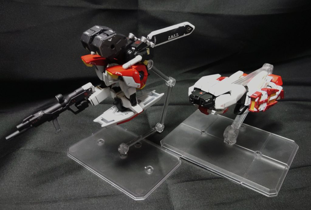 基本的にはドッキング状態での発艦ですが、一応各シルエットフライヤーに変形可能で、コクピットがあるチェストフライヤーからレッグフライヤーがコントロールされている。またコクピットがチェストフライヤーにあるため飛行中でもミサイル等で攻撃が可能である。